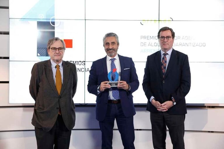 Arrenda Premio Excelencia Empresarial La Razón a la Mejor Agencia de Alquiler Garantizado